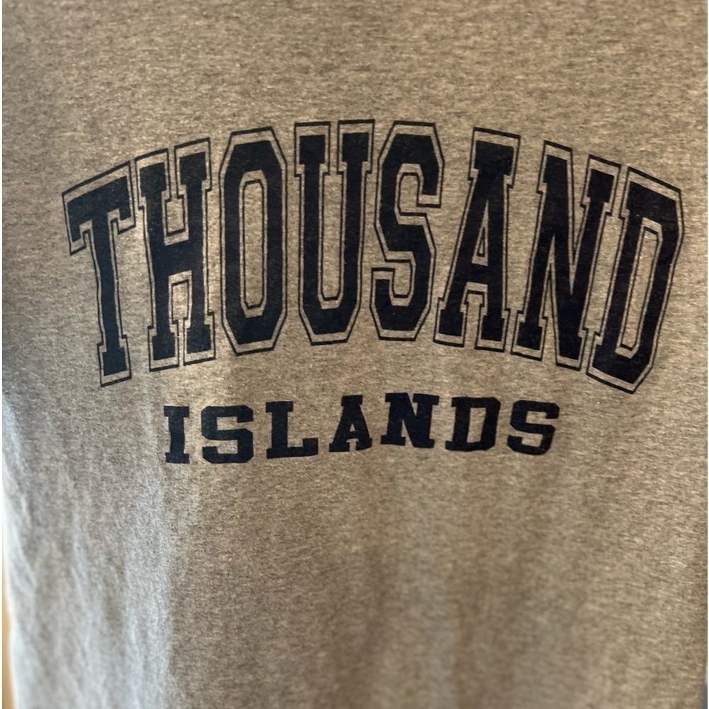 Thousand Islands t-shirt size medium in GUC